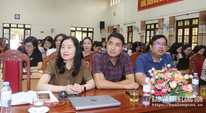Cán bộ các phòng chuyên môn sở Giáo dục và Đào tạo cùng các học viên tham dự hội nghị tập huấn
