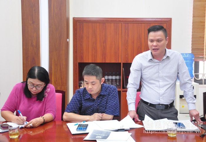 Đại diện Chi nhánh Phát triển quỹ đất khu vực đô thị phân tích, làm rõ các nội dung tại buổi đối thoại