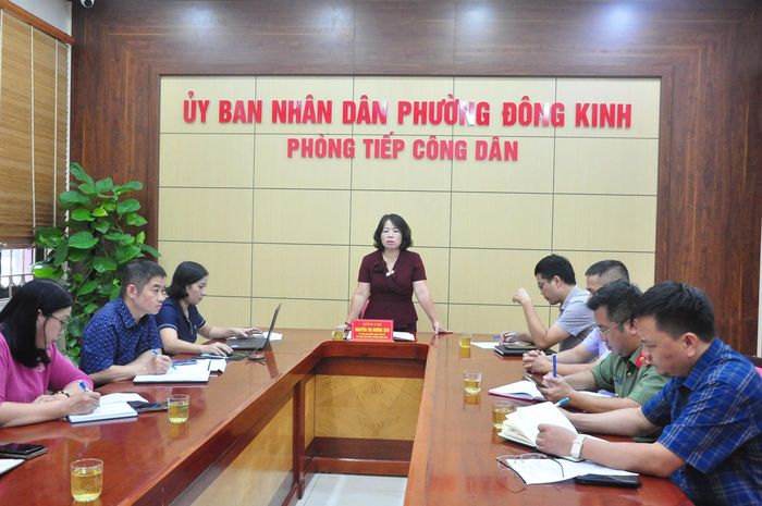 Lãnh đạo UBND phường Đông Kinh, Trưởng Ban cưỡng chế thu hồi đất trao đổi các nội dung tại buổi đối thoại 
