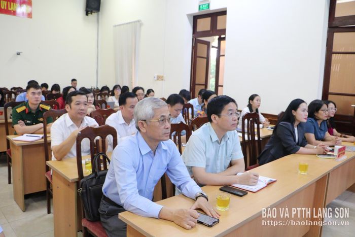 Các đại biểu theo dõi chuyên đề tại hội nghị
