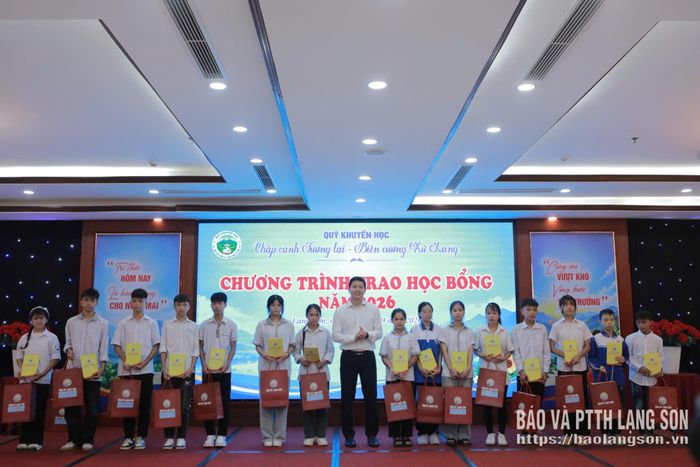 Đồng chí Vũ Hoàng Anh, Phó Bí thư Tỉnh ủy, Chủ tịch Ủy ban MTTQ Việt Nam tỉnh trao học bổng cho học sinh