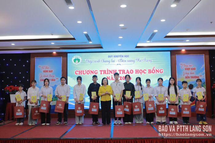 Đồng chí Đoàn Thị Hậu, Phó Bí thư Thường trực Tỉnh ủy, Chủ tịch HĐND tỉnh trao học bổng cho học sinh