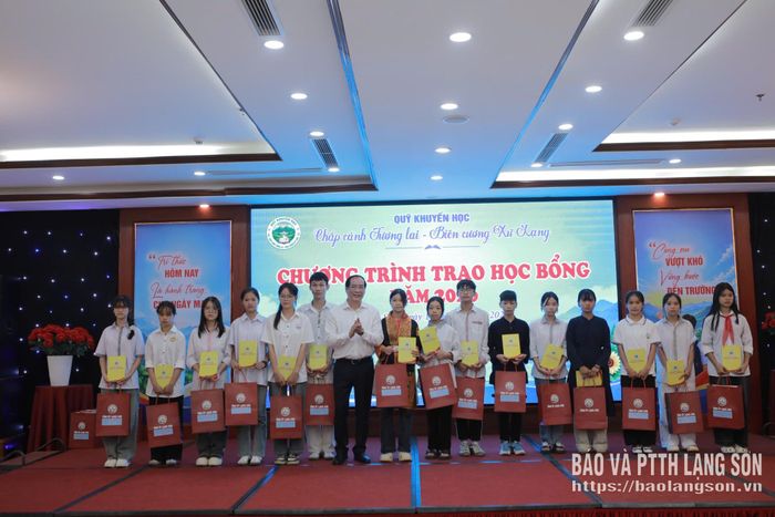 Đồng chí Dương Xuân Huyên, Uỷ viên Ban Thường vụ Tỉnh ủy, Phó Chủ tịch Thường trực HĐND tỉnh trao học bổng cho học sinh