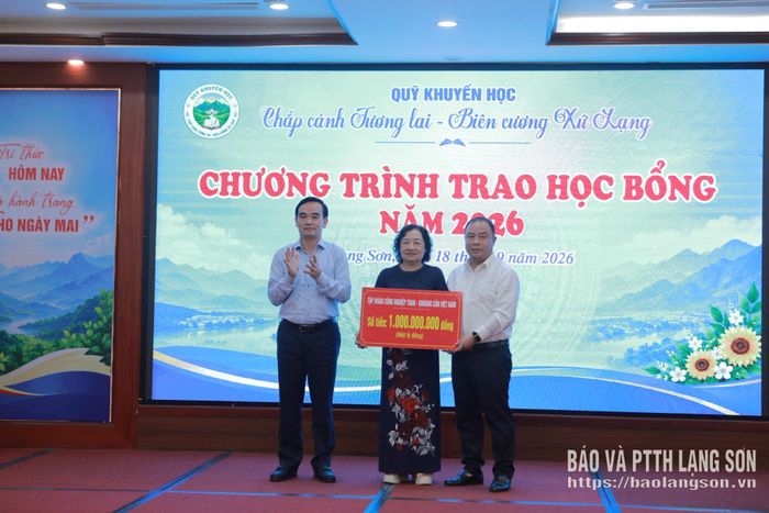 Đại diện Tập đoàn Công nghiệp Than - Khoáng sản Việt Nam trao biểu trưng kinh phí ủng hộ cho đại diện Quỹ Khuyến học “Chắp cánh Tương lai - Biên cương xứ Lạng”