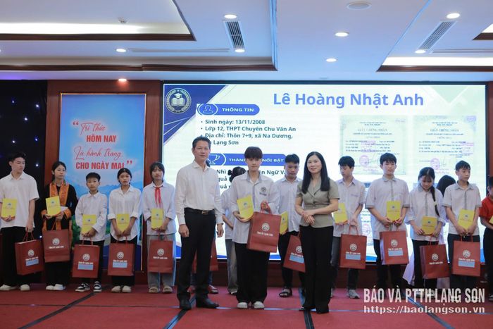 Đồng chí Trần Thanh Nhàn, Phó Chủ tịch UBND tỉnh và đại diện Công ty Cổ phần Lizen trao học bổng cho học sinh