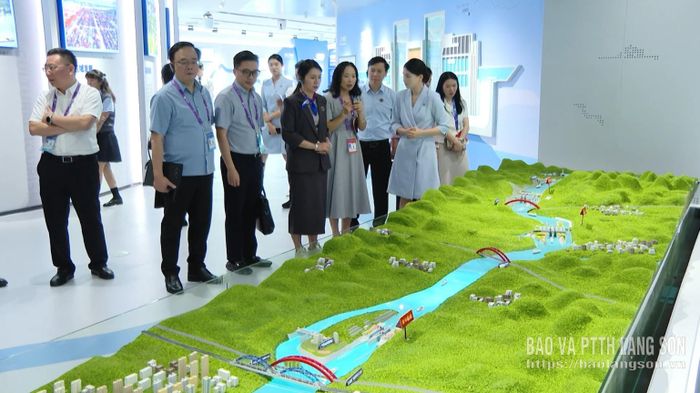 Các đại biểu tham quan tại Trung tâm Trưng bày Kênh đào Bình Lục (thành phố Nam Ninh, Quảng Tây, Trung Quốc)