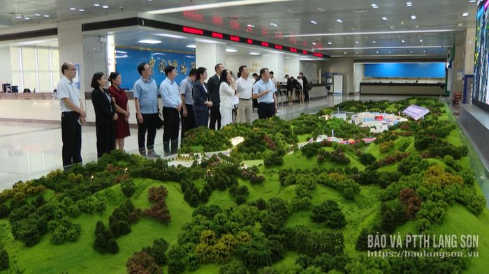 Các đại biểu tham quan công trình xây dựng cửa khẩu thông minh Hữu Nghị Quan tại thị Bằng Tường, Quảng Tây, Trung Quốc 