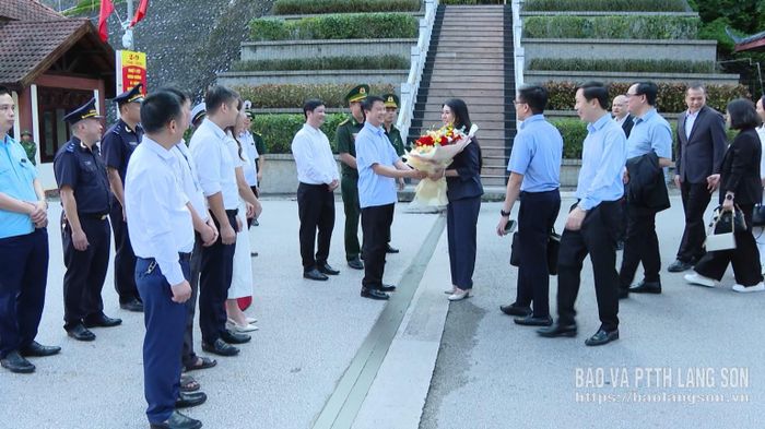 Đoàn đại biểu Ủy ban MTTQ Việt Nam tỉnh Lạng Sơn nhập cảnh về nước qua cửa khẩu Quốc tế Hữu Nghị, tỉnh Lạng Sơn 