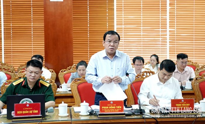 Lãnh đạo Sở Tài chính trình bày một số nội dung dự thảo tại phiên họp
