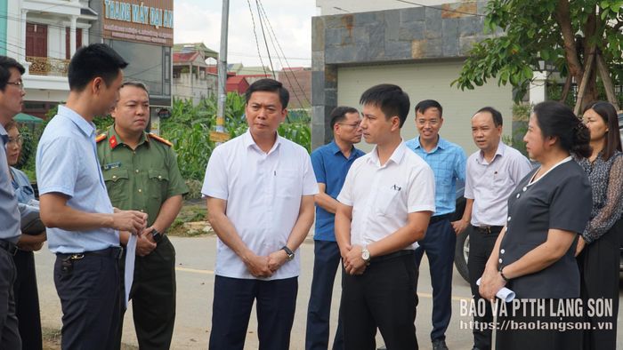 Lãnh đạo UBND phường Kỳ Lừa báo cáo với đoàn công tác những vướng mắc trong công tác GPMB tại Khu đô thị Phú Lộc IV (phường Kỳ Lừa)