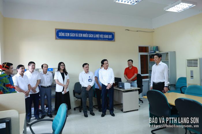 Đoàn khảo sát kiểm tra thực tế tại thư viện Trường Chính trị Hoàng Văn Thụ