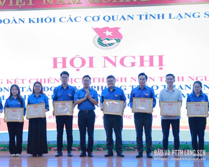 Đại diện Đoàn Khối các cơ quan UBND tỉnh trao giấy khen cho các tập thể, cá nhân xuất sắc