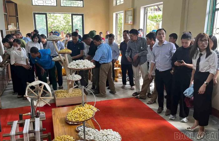 Người dân tham quan quy trình xử lý kén và ươm tơ tại xã Trấn Yên.