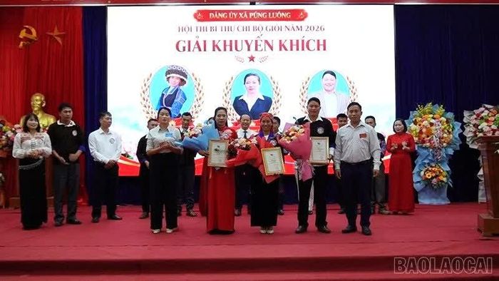 Ban Tổ chức trao giải cho các thí sinh có thành tích xuất sắc.