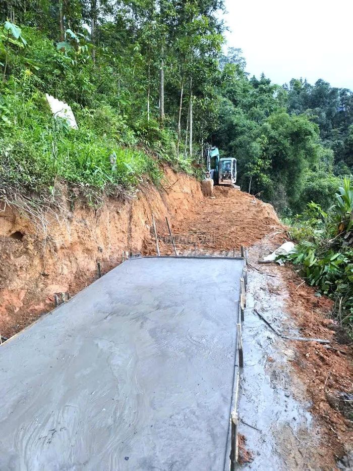 Những tuyến đường bê tông mới tạo thuận lợi cho người dân đi lại, giao thương, mở thêm điều kiện để thôn Làng Mới phát triển.