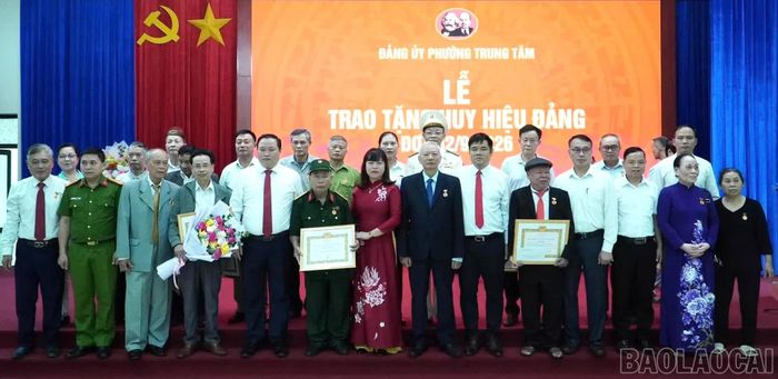 Các đảng viên được trao tặng Huy hiệu Đảng đợt 2/9, chụp ảnh lưu niệm cùng lãnh đạo phường Trung Tâm.