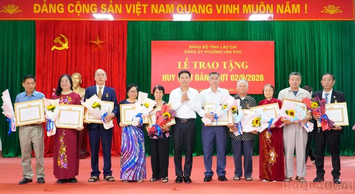 Các đảng viên được nhận Huy hiệu 45 năm tuổi Đảng.