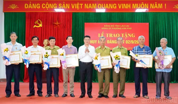 Các đảng viên được nhận huy hiệu 45 năm tuổi Đảng.