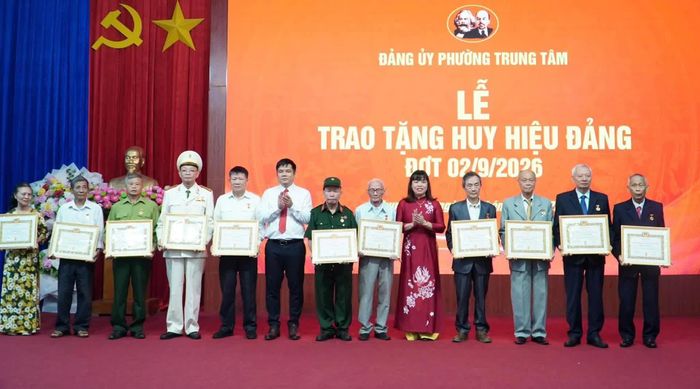 Lãnh đạo phường trao huy hiệu cho các đảng viên.