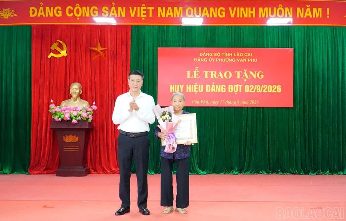 Đảng viên Hoàng Thị Hoàn - Chi bộ tổ dân phố 11 là một trong số 2 đảng viên được nhận huy hiệu 60 năm tuổi Đảng dịp này.