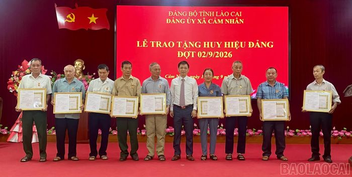 Lãnh đạo Đảng ủy xã trao Huy hiệu Đảng cho các đảng viên.
