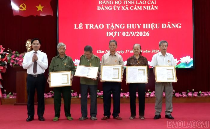 Đồng chí Trần Minh Sáng - Ủy viên Ban Chấp hành Đảng bộ tỉnh, Giám đốc Sở Nông nghiệp và Môi trường tỉnh trao Huy hiệu Đảng cho các đảng viên.
