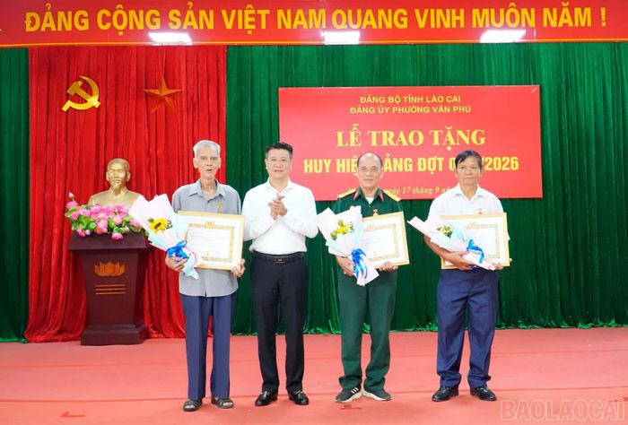 Lãnh đạo Đảng ủy phường Văn Phú trao Huy hiệu 50 năm tuổi Đảng cho 3 đảng viên đủ tiêu chuẩn.