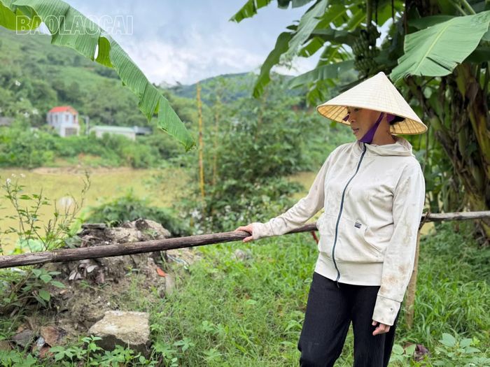 Chị Dương rào chắn ngăn chặn tình trạng đổ trộm chất thải xuống sông Chảy.