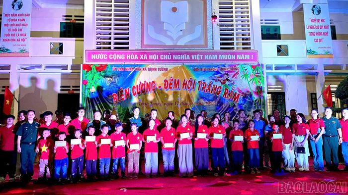 Ban Tổ chức tặng quà và học bổng cho học sinh có hoàn cảnh khó khăn.