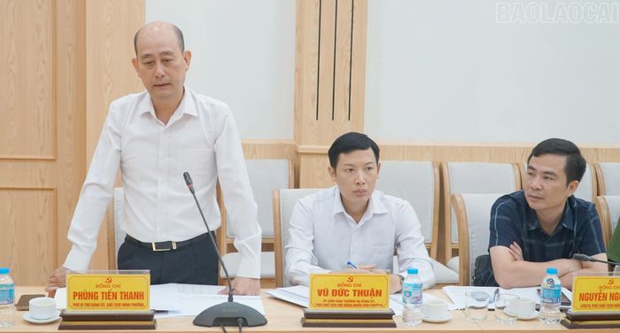 Lãnh đạo Đảng ủy phường Yên Bái phát biểu tại buổi làm việc.