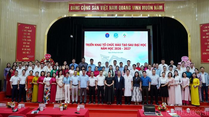 Lãnh đạo Trường Đại học Y Dược Hải Phòng, Sở Y tế tỉnh Lào Cai chụp ảnh với các học viên tham gia khóa học.