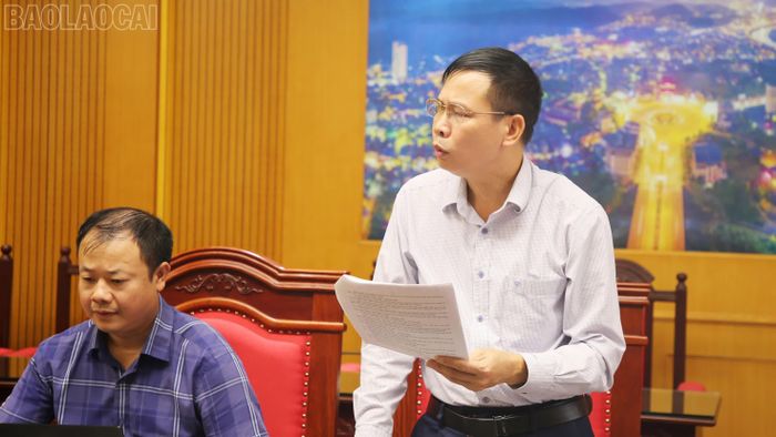 Đại biểu đóng góp ý kiến về việc tiếp nhận các kiến nghị của cử tri tại phiên họp.