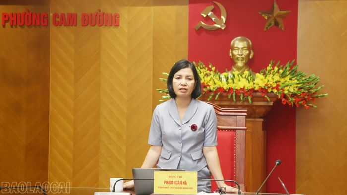 Đồng chí Phạm Ngân Hà - Phó Chủ tịch HĐND phường Cam Đường phát biểu tại phiên họp.
