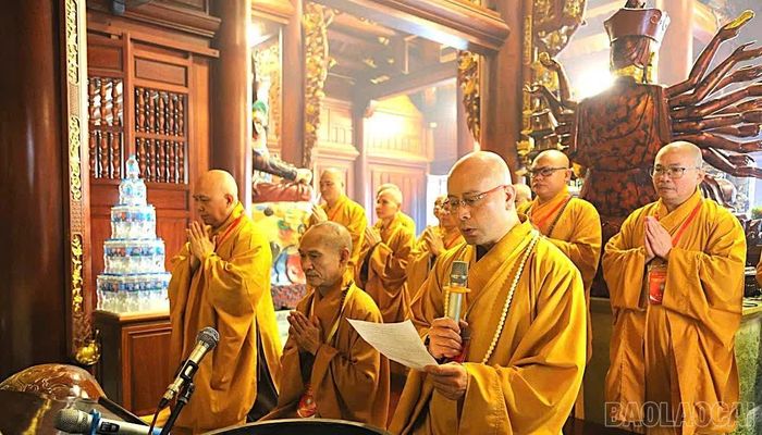 Ban trị sự Giáo hội Phật giáo Việt Nam tỉnh Lào Cai tổ chức lễ dâng hương bạch Phật, cáo yết Tổ đường tại Chùa Tùng Lâm Ngọc Am.
