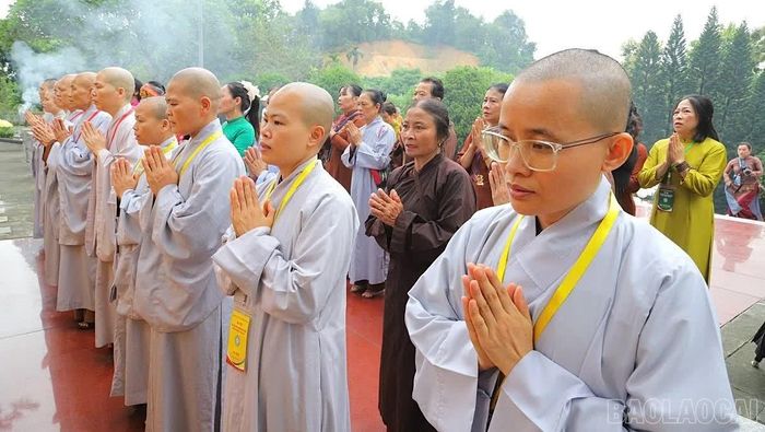Các tăng ni, phật tử cùng tham gia lễ dâng hương trước thềm đại hội.
