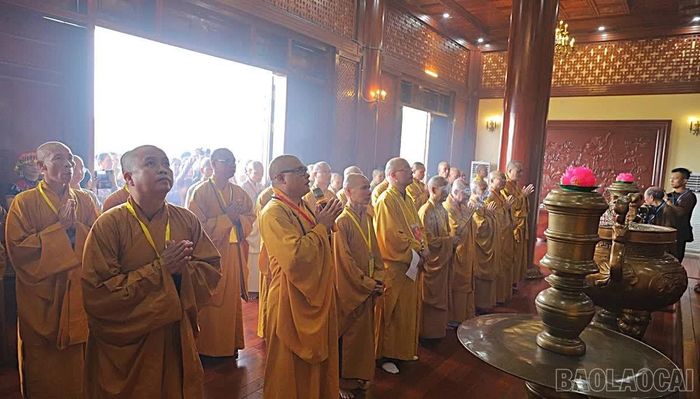 Đoàn đại biểu dâng hương dâng hoa tri ân tại Đài tưởng niệm Chủ tịch Hồ Chí Minh.