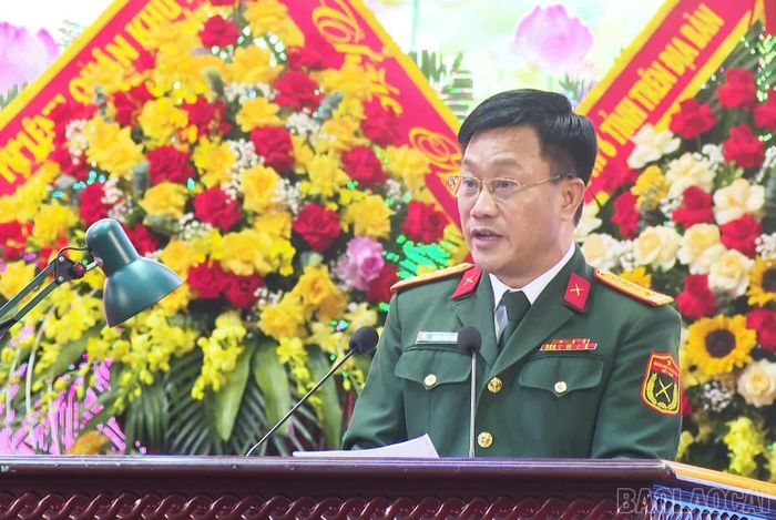 Đại tá Khổng Đình Tám - Chủ nhiệm Chính trị Quân khu 2 phát biểu ôn lại 80 năm ngày truyền thống.
