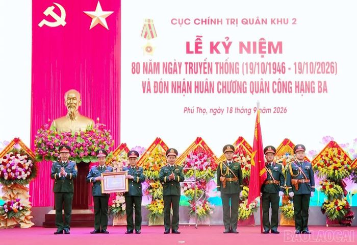 Thừa ủy quyền của Chủ tịch nước, Thượng tướng Đỗ Xuân Tụng trao Huân chương Quân công hạng Ba tặng Cục Chính trị Quân khu 2.