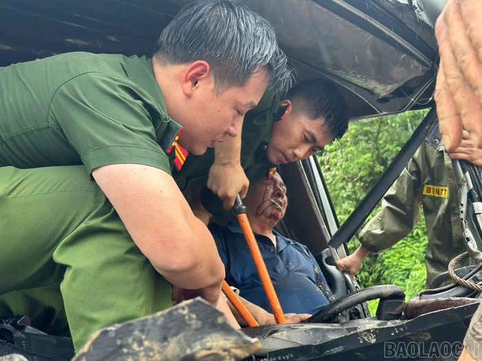 Công an xã Văn Bàn và Phòng Cảnh sát Phòng cháy, chữa cháy và Cứu nạn, cứu hộ (Công an tỉnh Lào Cai) triển khai các phương án đưa nạn nhân ra khỏi cabin bị biến dạng.