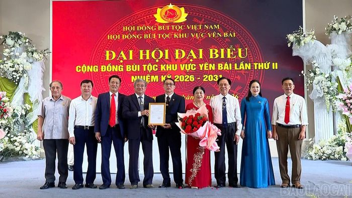 Hội đồng Bùi tộc Việt Nam tặng hoa và chứng nhận cho Cộng đồng Bùi tộc khu vực Yên Bái nhiệm kỳ 2026 - 2031.