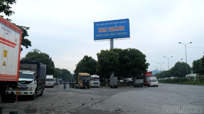 Nút giao thông đoạn đầu đường cao tốc Nội Bài - Lào Cai cũng là đường dẫn vào cửa khẩu Kim Thành.