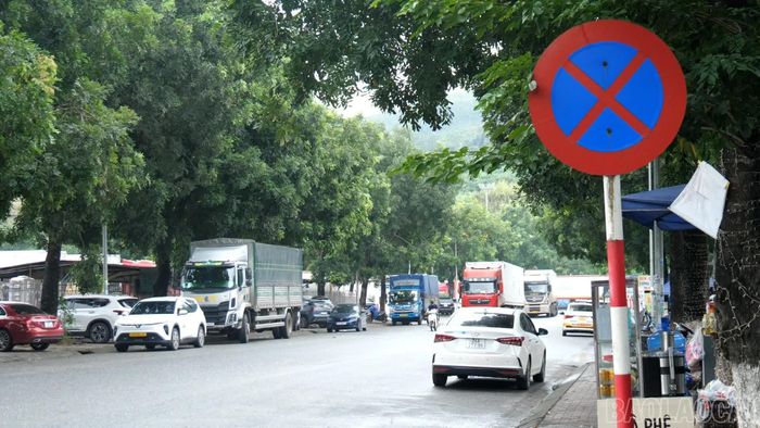 Dù có biến cấm dừng, cấm đỗ ở hai đầu đoạn đường, nhưng các phương tiện vẫn vô tư vi phạm.