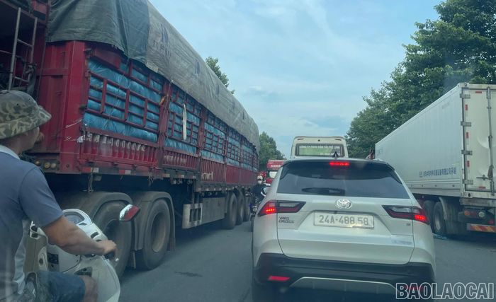 Tình trạng ùn tắc giao thông thường xuyên diễn ra khi mật độ phương tiện tham gia giao thông tăng cao.