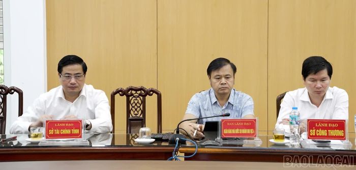 Lãnh đạo Ngân hàng Nhà nước Chi nhánh khu vực 4 và các sở, ngành liên tham dự hội nghị tại điểm cầu Lào Cai.