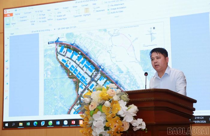Đại diện các cơ quan chuyên môn thông tin về phạm vi dự kiến thu hồi đất, chính sách bồi thường, hỗ trợ và tái định cư.