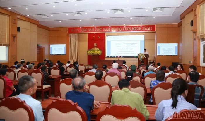 Các cơ quan chuyên môn phường Cam Đường giải đáp ý kiến của người dân tại hội nghị.