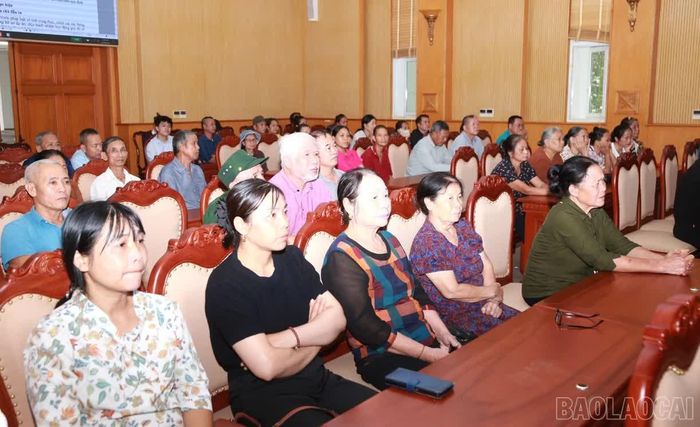 Người dân có đất trong khu vực dự kiến thu hồi tham dự hội nghị và tìm hiểu thông tin về dự án.
