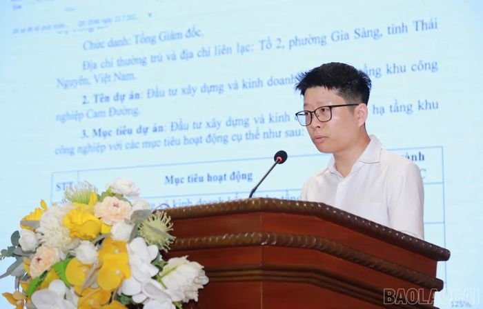 Đại diện Phòng Kinh tế, Hạ tầng phường Cam Đường công bố Quyết định chấp thuận chủ trương đầu tư đồng thời chấp thuận nhà đầu tư Dự án Khu công nghiệp Cam Đường.