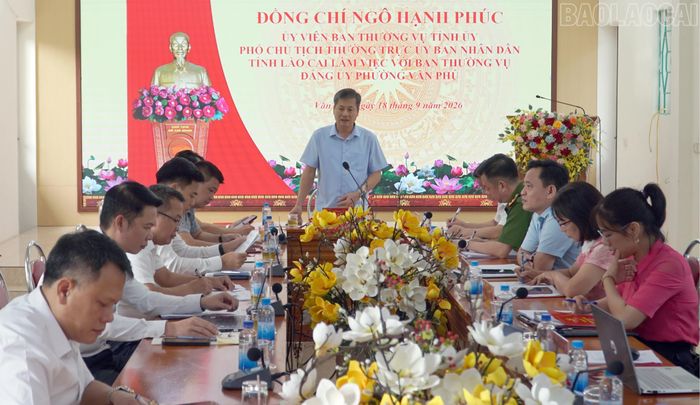 Đồng chí Ngô Hạnh Phúc - Ủy viên Ban Thường vụ Tỉnh ủy, Phó Chủ tịch Thường trực UBND tỉnh kết luận buổi làm việc tại phường Văn Phú.