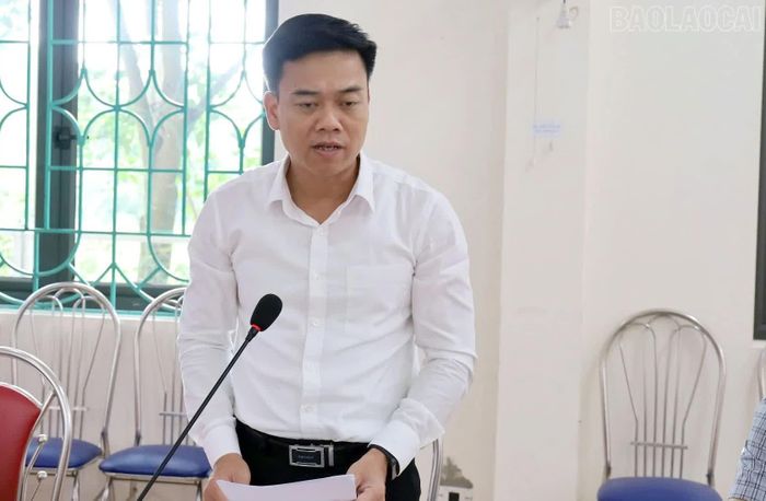 Đồng chí Lê Anh Dũng - Phó Bí thư Đảng ủy, Chủ tịch UBND phường Văn Phú, báo cáo kết quả thực hiện nhiệm vụ chính trị 9 tháng đầu năm của phường tại buổi làm việc.